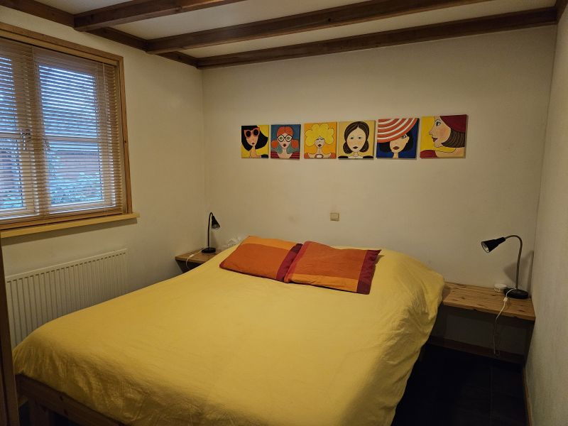 De slaapkamer met raam op het groen