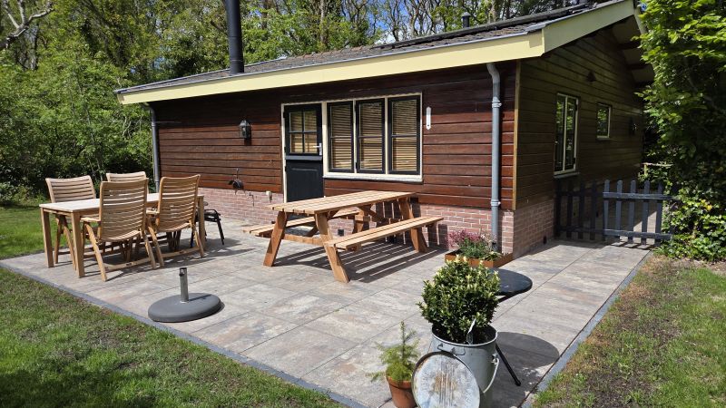 Buiten eten aan de picknicktafel