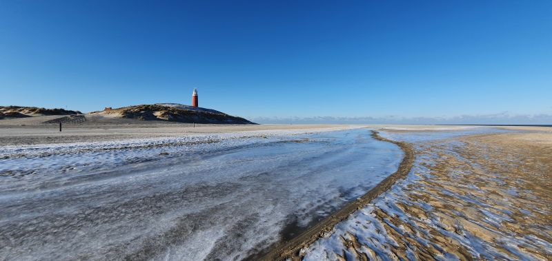 De vuurtoren boven de bevroren zee, februari 2021